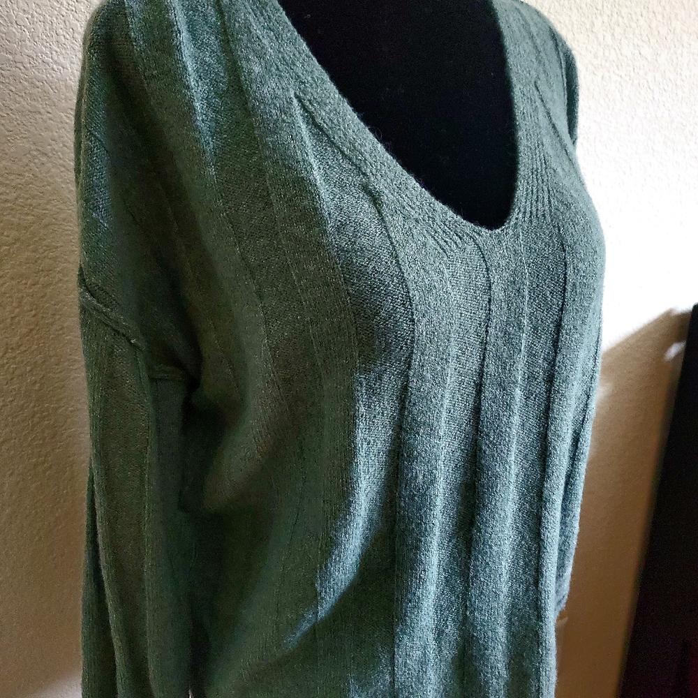 ♡♡♡♡♡ NWT Pink Rose knit sweater. - Picture 5 of 11